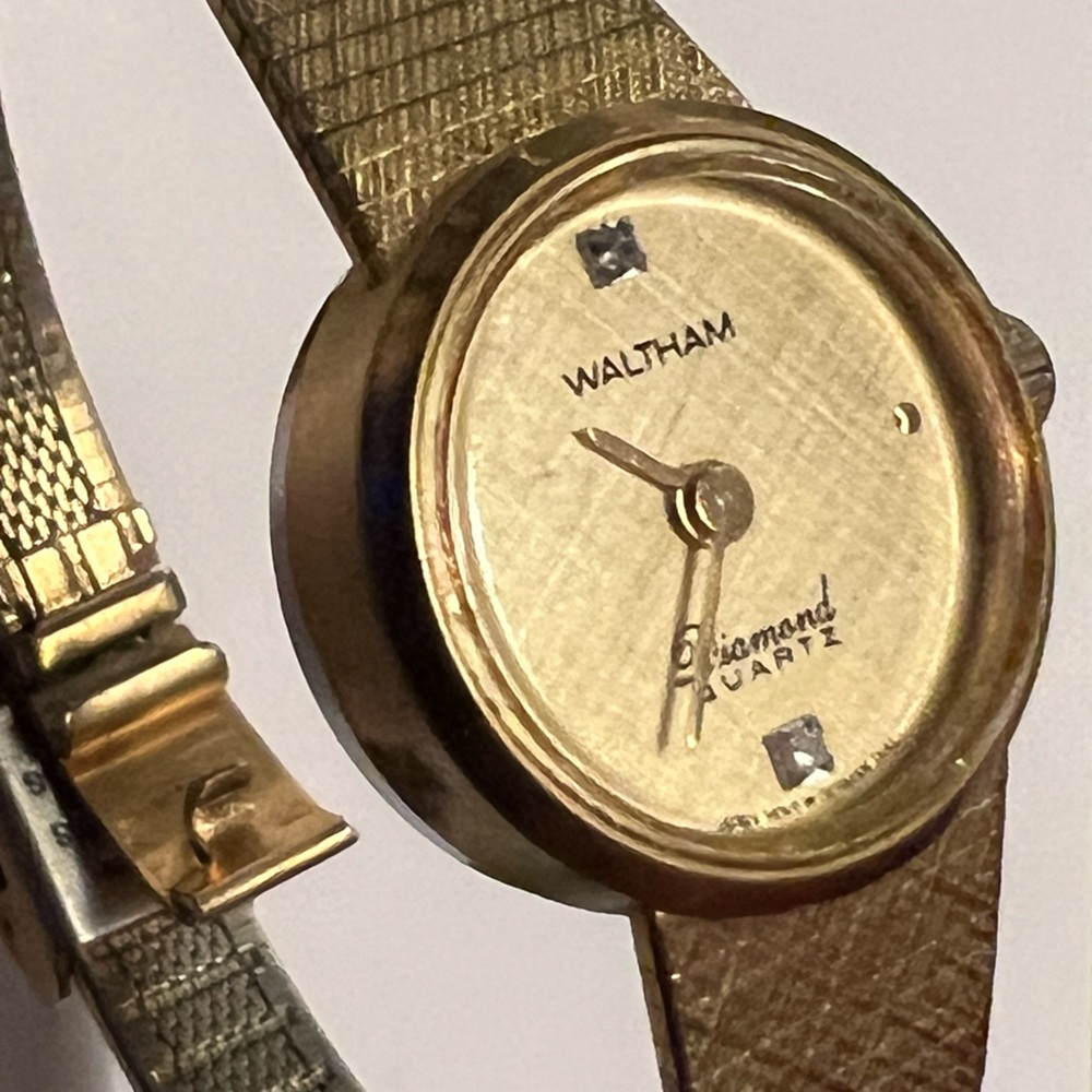 WALTHAM DIAMOND QUARTZ vintage HONG KONG  90s? Watch textured matte gold dainty